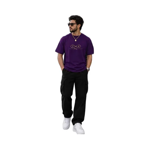 تيشيرت بنفسجي مع بنطلون أسود