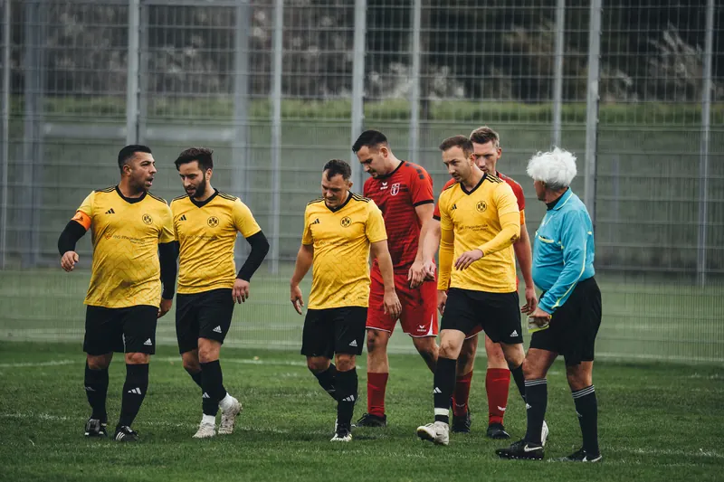 فريق كرة قدم بطقم أصفر وأسود موحد
